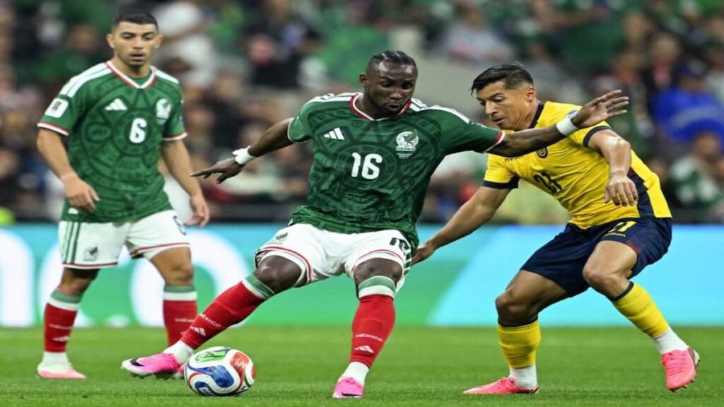 Julián Quiñones anotó un gol ante Ecuador.