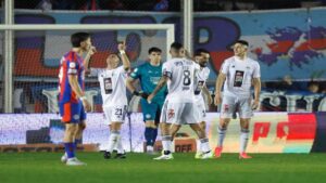 Golpe para San Lorenzo: Riestra lo eliminó por penales en el debut de Gorosito Jugadores de Riestra celebran la clasificación.