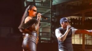 Rihanna sorprendió con un regreso inesperado a los escenarios durante un concierto de JAY-Z Rihanna durante su regreso a los escenarios.