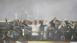 Lionel Scaloni saluda a los hinchas durante el regreso de la Selección.