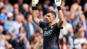 Dibu Martínez durante Chelsea vs Brighton