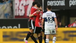 Estudiantes goleó 4-0 a Gimnasia y se quedó con el Clásico de La Plata Estudiantes goleó 4-0 a Gimnasia como local