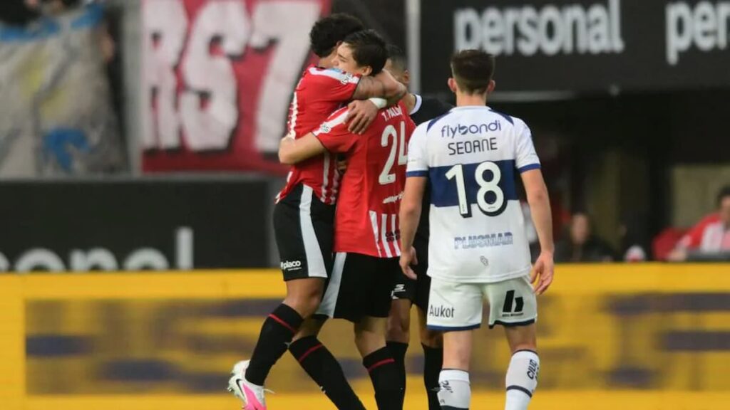 Estudiantes goleó 4-0 a Gimnasia y se quedó con el Clásico de La Plata