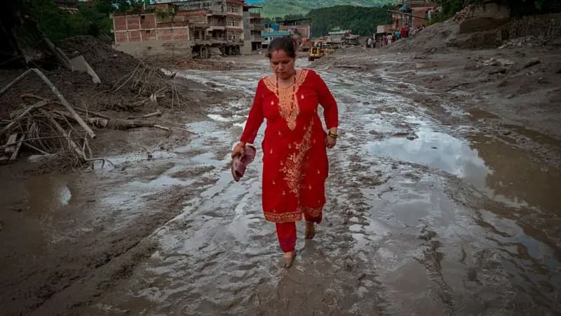 Los enormes deslizamientos de tierra y las inundaciones repentinas en la frontera entre Nepal y el Tíbet