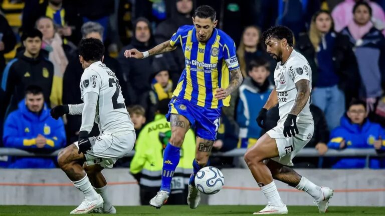 Ángel Di María durante Rosario Central ante Corinthians