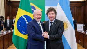 Brasil baja el nivel de su representación en Argentina tras nuevas tensiones Las banderas de Argentina y Brasil representan la relación bilateral.
