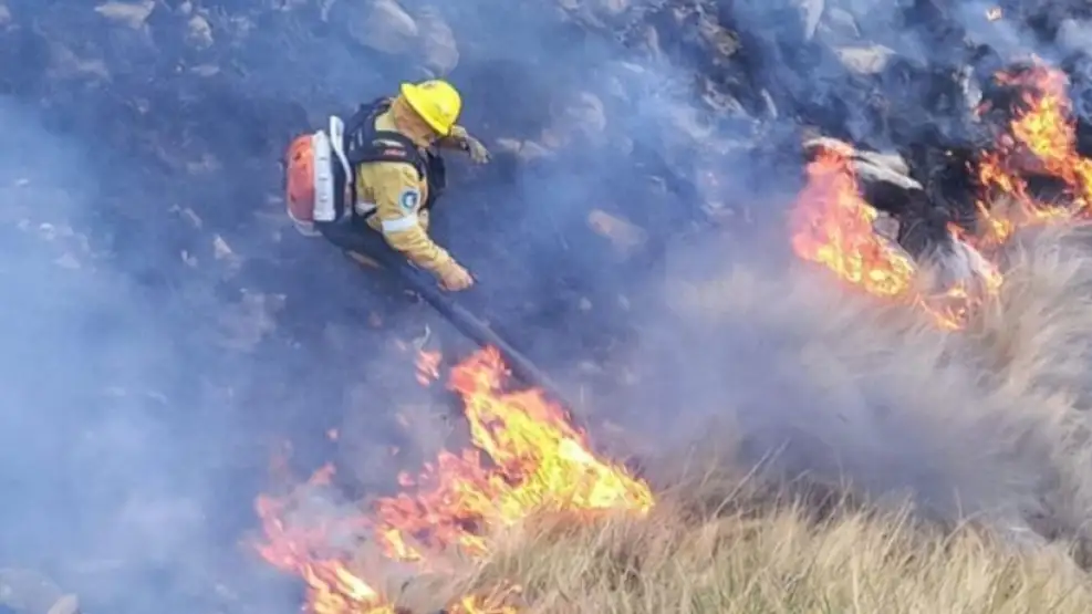 Brigadistas trabajan para contener el incendio forestal en Calamuchita.