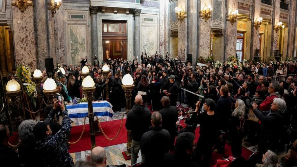 Familiares, artistas y público cantaron los clásicos del músico uruguayo