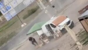 Ucrania denuncia un presunto crimen de guerra tras difundirse un video de un dron ruso Un dron sobrevuela una zona afectada por la guerra en Ucrania.