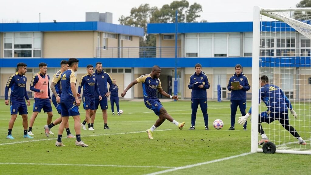 Enner Valencia durante uno de sus primeros entrenamientos con Boca Juniors.