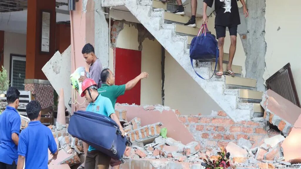 Personas evacuadas tras el terremoto en Indonesia
