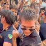 Franco Mastantuono recibe el saludo de los hinchas de Fiorentina en su llegada a Italia.