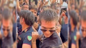 Franco Mastantuono fue recibido por una multitud en su llegada a Fiorentina Franco Mastantuono recibe el saludo de los hinchas de Fiorentina en su llegada a Italia.