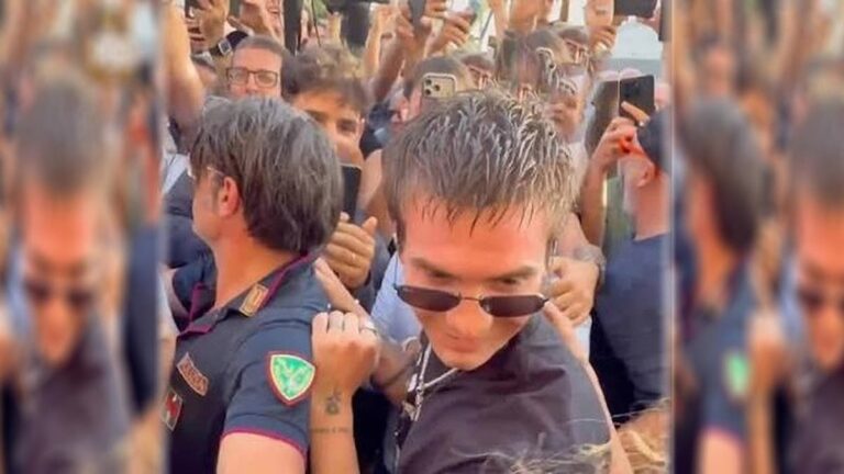 Franco Mastantuono recibe el saludo de los hinchas de Fiorentina en su llegada a Italia.