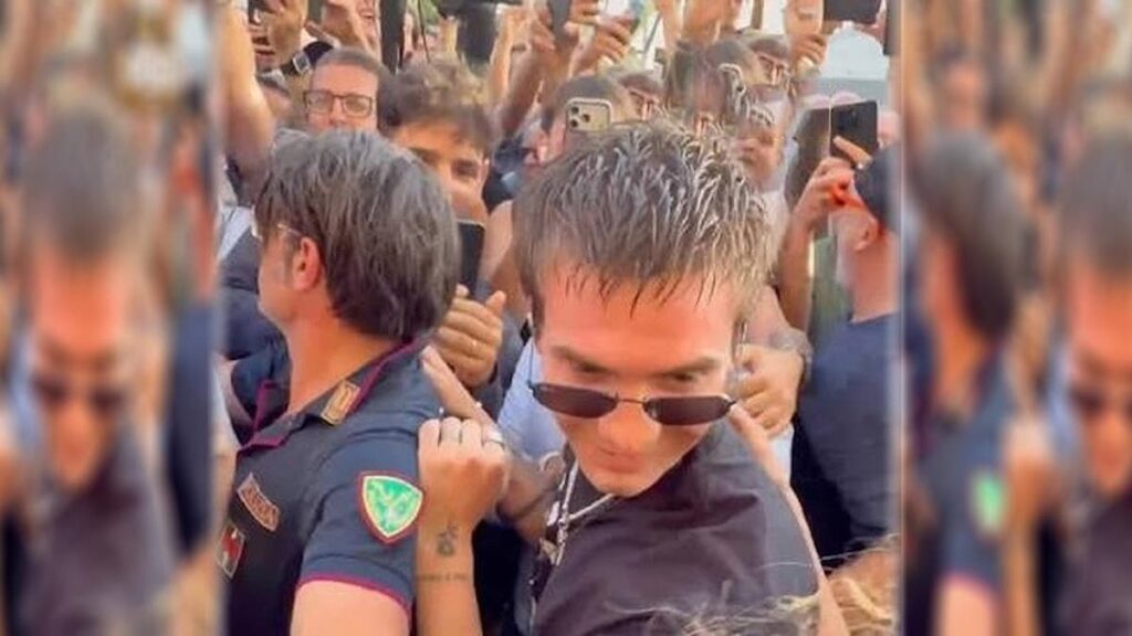 Franco Mastantuono fue recibido por una multitud en su llegada a Fiorentina
