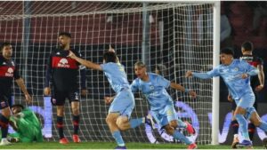 Franco Pizzichillo celebra el gol de Montevideo City Torque ante Tigre