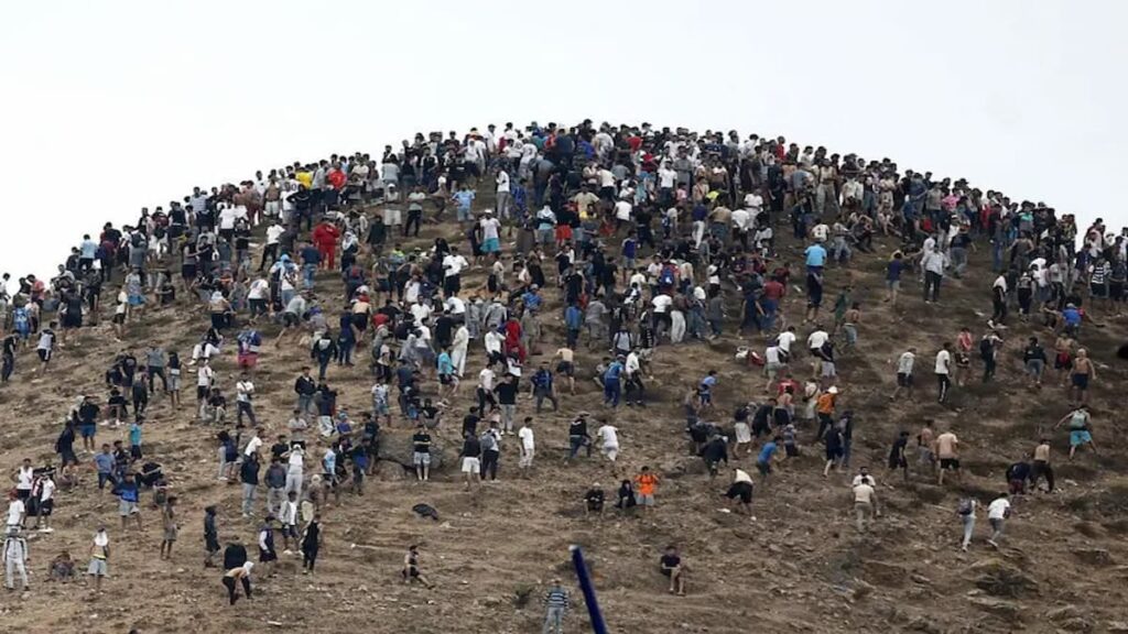 Algunas estimaciones señalan que hasta 50.000 personas cruzaron la frontera