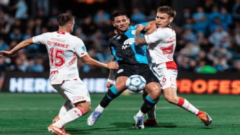 Acción de juego entre Belgrano y Argentinos Juniors en el Gigante de Alberdi.