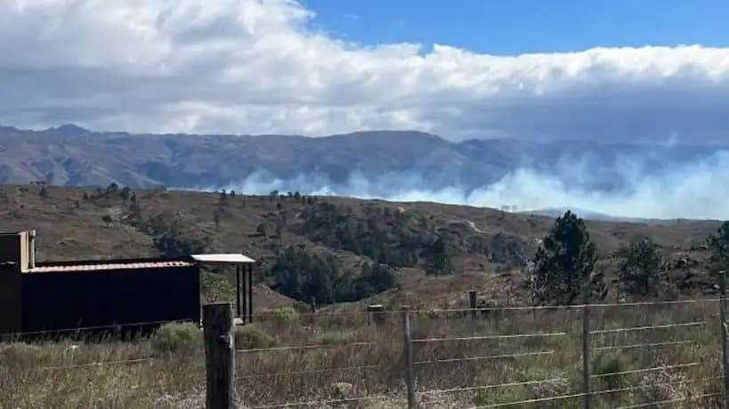combate un incendio forestal en las sierras de Córdoba.