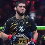 Islam Makhachev controla a Ian Machado Garry durante UFC 330