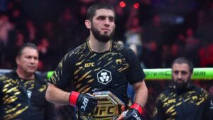 Islam Makhachev venció a Ian Machado Garry y retuvo el título wélter en UFC 330 Islam Makhachev controla a Ian Machado Garry durante UFC 330