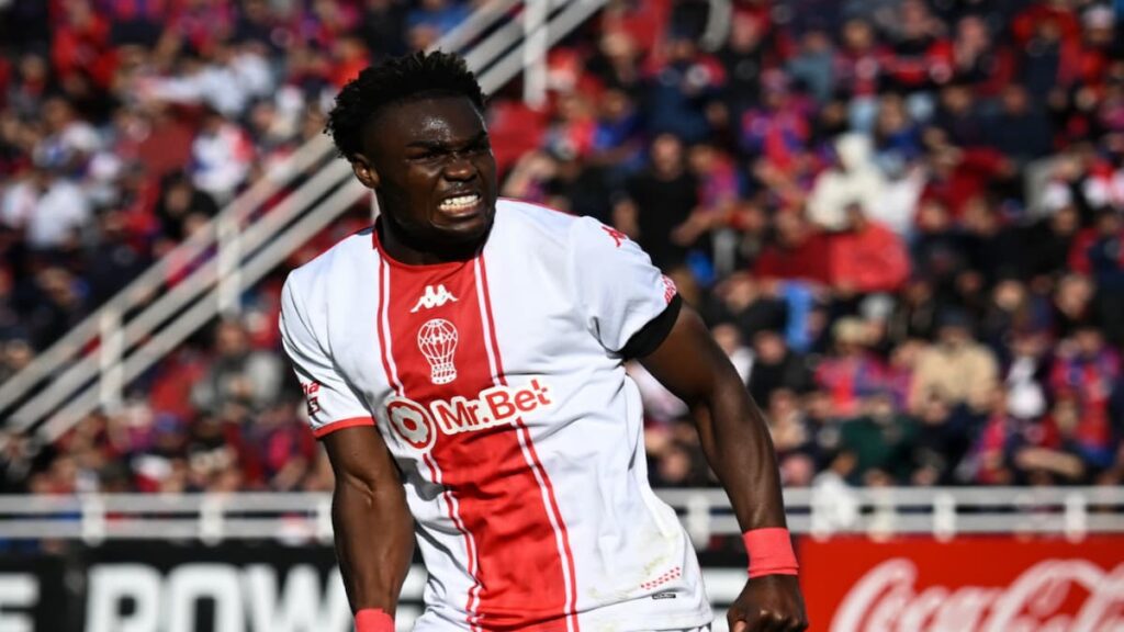 Jordy Caicedo marcó los dos goles de Huracán ante San Lorenzo.