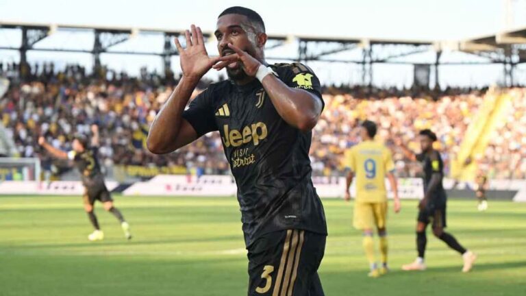 Juventus venció a Frosinone en el debut de la Serie A