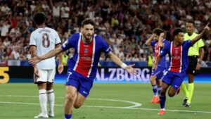 PSG venció a Aston Villa y conquistó la Supercopa de Europa 2026 Kvaratskhelia celebra su gol para PSG ante Aston Villa