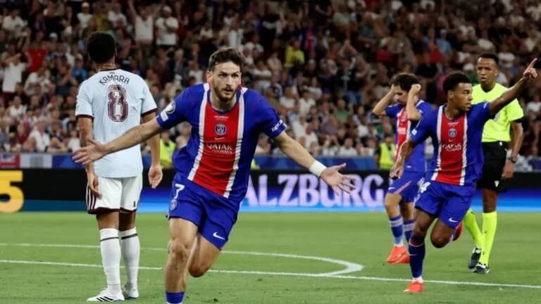 Kvaratskhelia celebra su gol para PSG ante Aston Villa