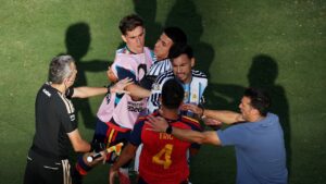 FIFA sancionó a jugadores de Argentina por los incidentes de la final del Mundial Leandro Paredes recibió 10 partidos de suspensión