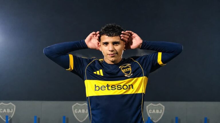 Leonel Flores celebra su gol en el triunfo de Boca ante Recoleta