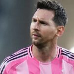 Lionel Messi juega el segundo tiempo ante León