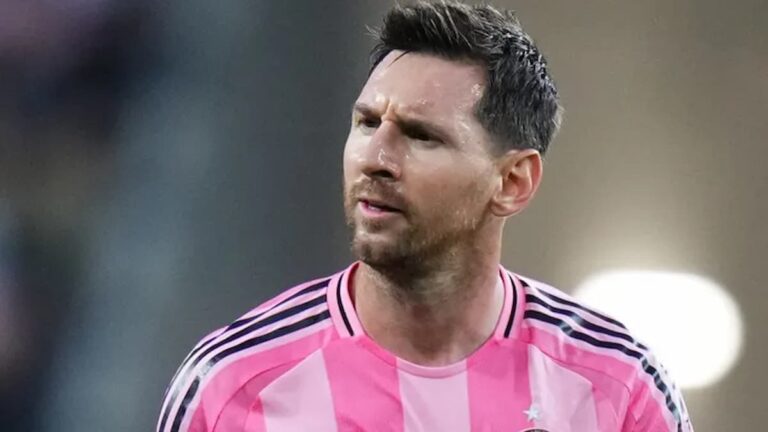 Lionel Messi juega el segundo tiempo ante León