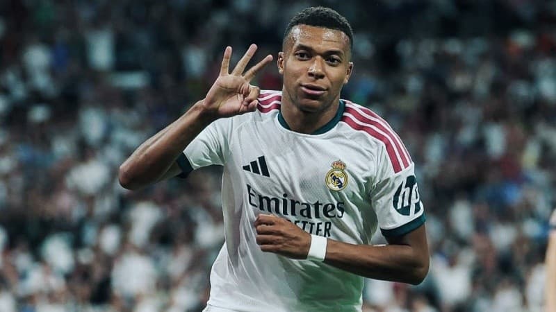 Mbappé marcó tres goles ante Real Sociedad