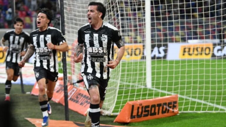 Michael Santos celebra el gol de Central Córdoba ante San Lorenzo.