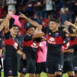 Gonzalo Pity Martínez celebra el primer gol de Tigre ante Racing.