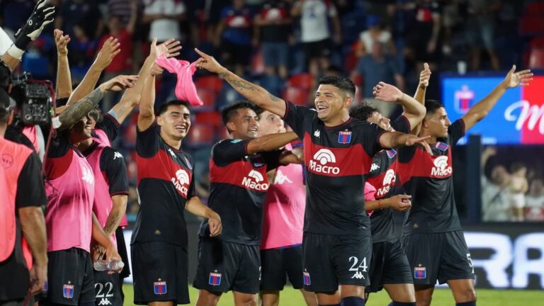 Gonzalo Pity Martínez celebra el primer gol de Tigre ante Racing.