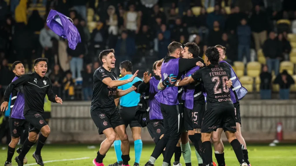 Los jugadores de Platense festejaron la clasificación a cuartos