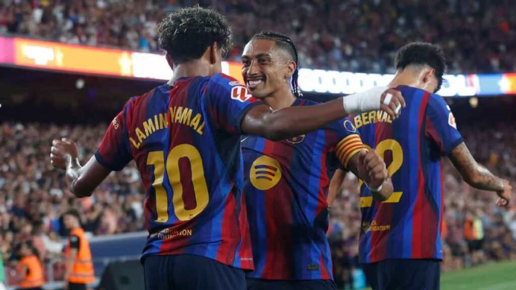 Raphinha marcó dos goles para Barcelona ante Rayo Vallecano