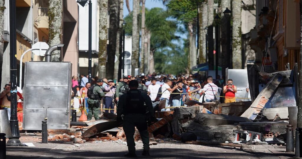 Equipos de rescate buscan sobrevivientes entre los escombros en Colombia.