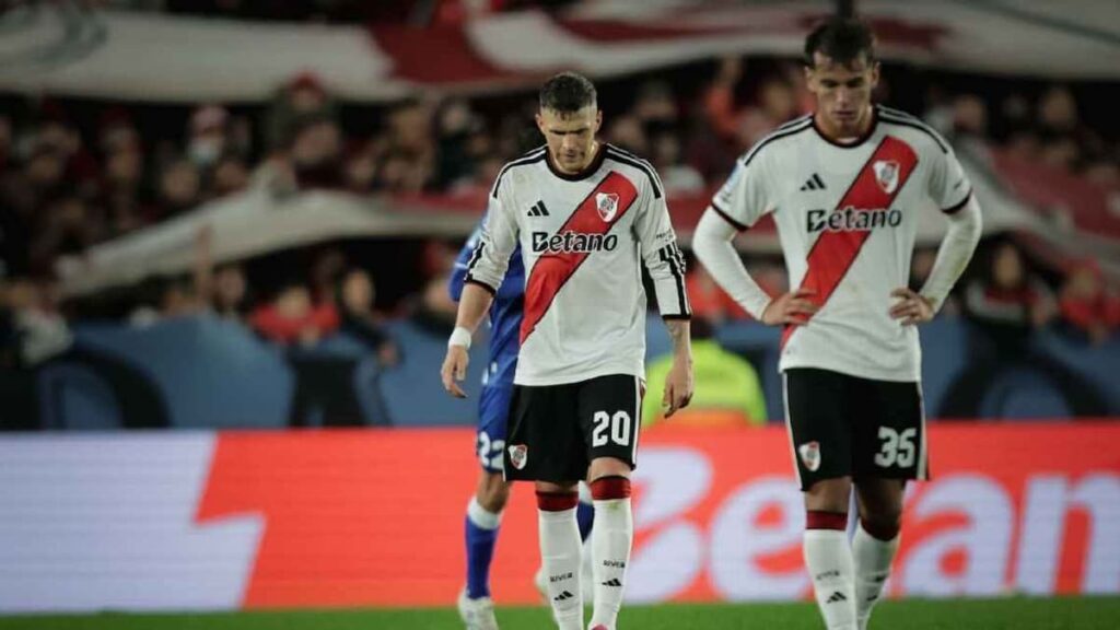 River y Vélez empataron 2-2 en el Monumental