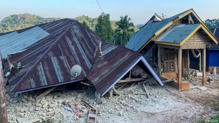 Terremoto de magnitud 7,7 en Indonesia