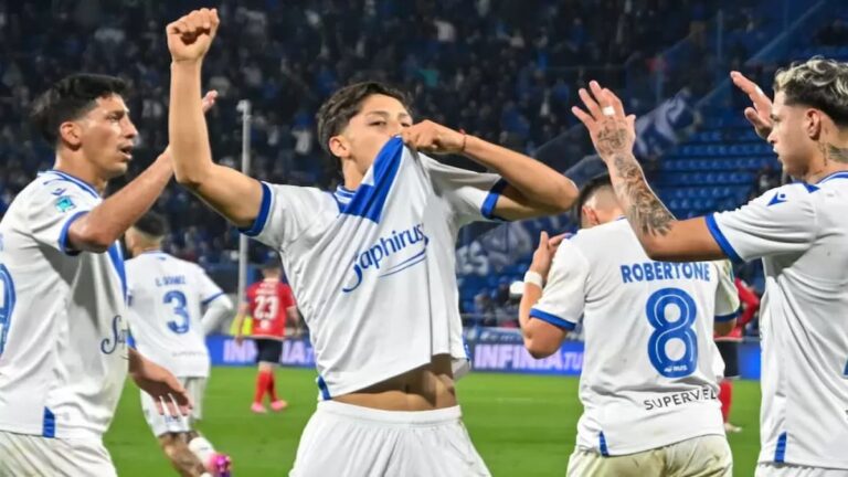 Thiago Aguirre celebra su primer gol con Vélez frente a Independiente.