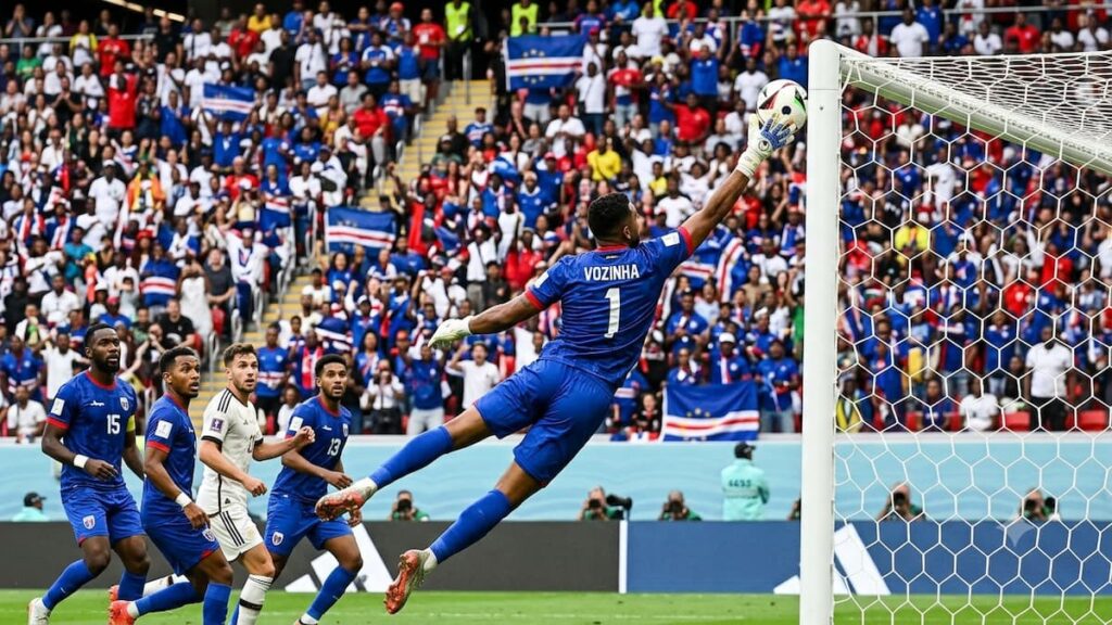 Vozinha defendiendo el arco de Cabo Verde en el Mundial 2026.