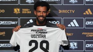 Vozinha inicia una nueva etapa en Colo Colo tras convertirse en una de las figuras del Mundial 2026 Vozinha durante su presentación oficial como jugador de Colo Colo.