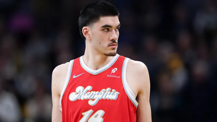 Zach Edey disputa un rebote durante un partido de la NBA