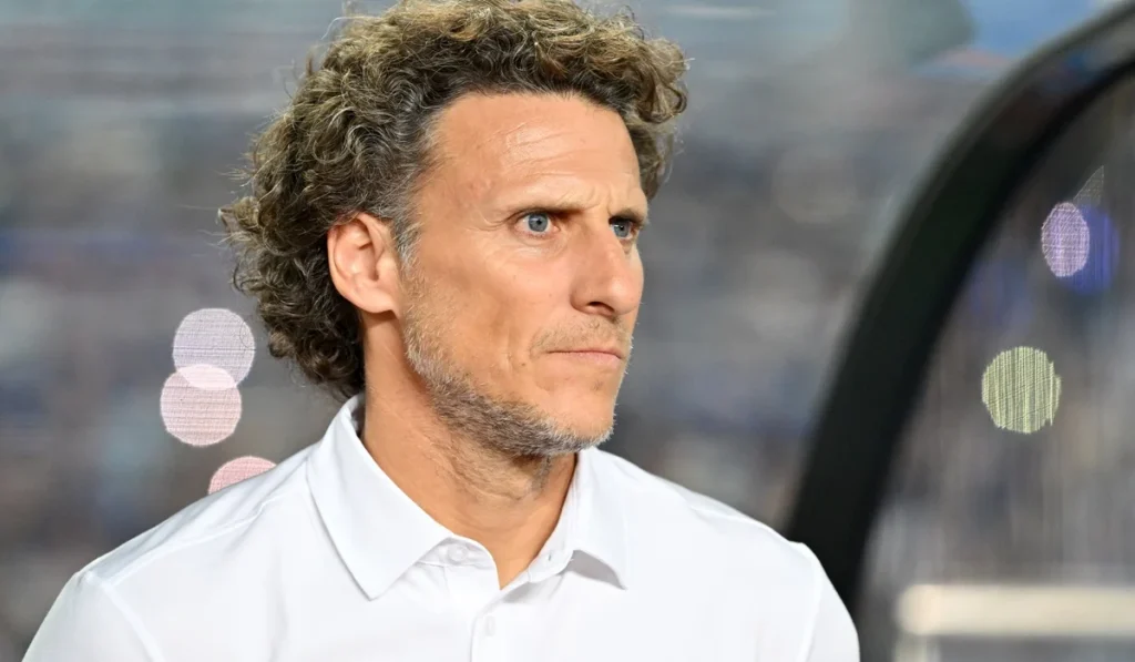 Diego Forlán en su debut como director técnico de la Selección de Uruguay