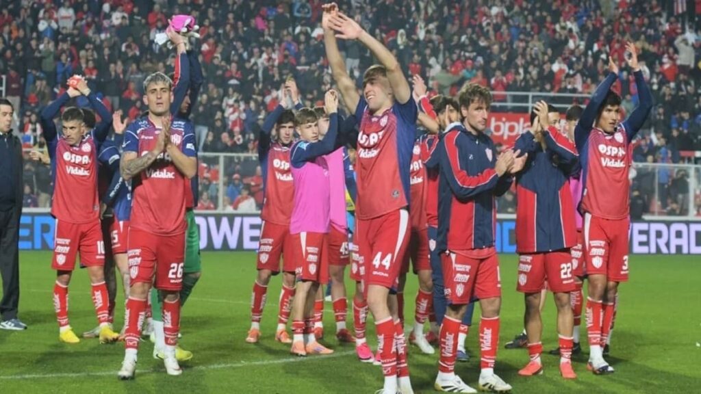 Unión venció 3-2 a Instituto y se acercó a la cima
