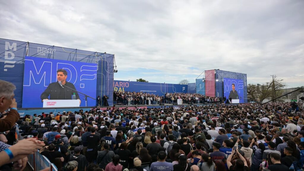 Axel Kicillof junto a dirigentes durante el encuentro del MDF