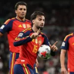 Álex Baena, que apareció en la puerta del área y sacó un derechazo espectacular, pegado al palo de Trafford, para marcar el 2-2.